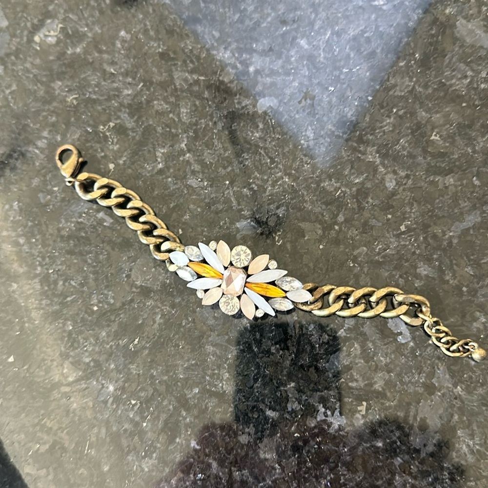 Chain bracelet with flower stone detail